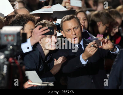 L'acteur Daniel Craig (r) arrive au Cinestar cinéma à la Potsdamer Platz à Berlin, Allemagne, pour première allemande du nouveau film de James Bond '29 special', 28 octobre 2015. Photo : JOERG CARSTENSEN/dpa Banque D'Images