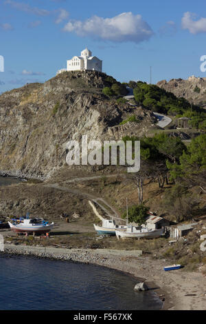 Chapelle d'Agios Nikolaos (Saint Nicolas), patron des marins, sur le sommet d'une colline et Myrina ce chantier. L'île de Lemnos, Grèce Banque D'Images