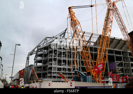 Le stade d'Anfield Liverpool FC en cours d'extension du peuplement principal England UK Banque D'Images