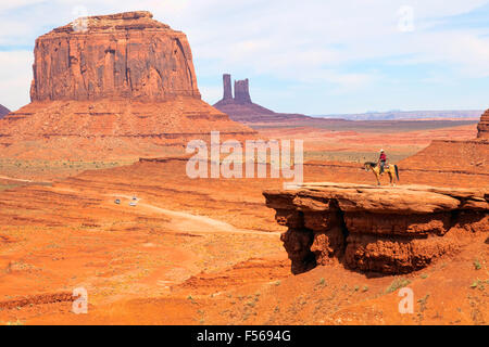 Cowboy sur son cheval au John Ford point à Monument Valley Navajo Tribal Park dans l'Utah;USA Nord;Plateau du Colorado Banque D'Images