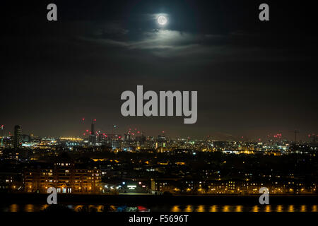 Londres, Royaume-Uni. 28 Oct, 2015. Lever de lune au sud-est de Londres paysage urbain Crédit : Guy Josse/Alamy Live News Banque D'Images