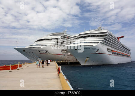 Carnival Splendor Carnival Freedom et les navires de croisière amarré à Cozumel, Mexique Banque D'Images