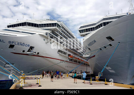 Carnival Splendor Carnival Freedom et les navires de croisière amarré à Cozumel, Mexique Banque D'Images