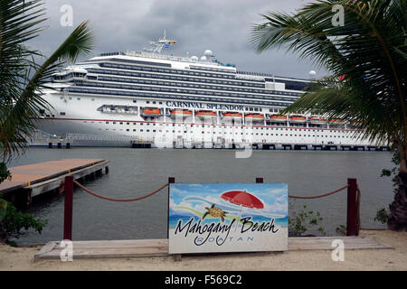 Carnival Cruise ship, Mahogany Beach, Roatan, Honduras Banque D'Images