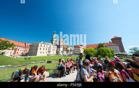 Cracovie, Pologne - 16 mai, 2013. Les touristes reste sur des bancs près de la superbe château du Wawel à Cracovie, Pologne, Europe. Célèbre et intere Banque D'Images