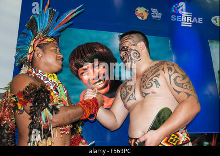 Palmas, Brésil. 27 Oct, 2015. Délégué Maori accueille un Pataxó Earl brésilien délégué à la Jeux autochtones de l'International, dans la ville de Palmas, Tocantins, Brésil l'État. Crédit Photo : Sue Cunningham/Photographique Alamy Live News Banque D'Images