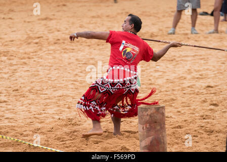 Palmas, Brésil. 27 Oct, 2015. Un candidat à l'investiture de Guyane lance la lance à l'International Indigenous Games, dans la ville de Palmas, Tocantins, Brésil l'État. Crédit Photo : Sue Cunningham/Photographique Alamy Live News Banque D'Images