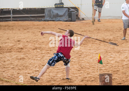 Palmas, Brésil. 27 Oct, 2015. Un candidat à la direction de la Finlande lance la lance à l'International Indigenous Games, dans la ville de Palmas, Tocantins, Brésil l'État. Crédit Photo : Sue Cunningham/Photographique Alamy Live News Banque D'Images