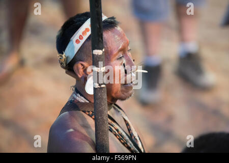 Palmas, Brésil. 27 Oct, 2015. Un Brazlian les Matis se prépare à livrer concurrence au cours de l'International Indigenous Games, dans la ville de Palmas, Tocantins, Brésil l'État. Crédit Photo : Sue Cunningham/Photographique Alamy Live News Banque D'Images