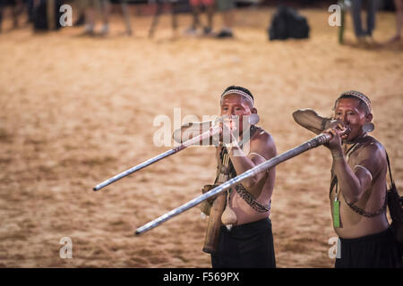 Palmas, Brésil. 27 Oct, 2015. Deux guerriers Matis démontrer l'utilisation des sarbacanes, leur arme de chasse traditionnelle, au cours de l'International Indigenous Games, dans la ville de Palmas, Tocantins, Brésil l'État. Crédit Photo : Sue Cunningham/Photographique Alamy Live News Banque D'Images