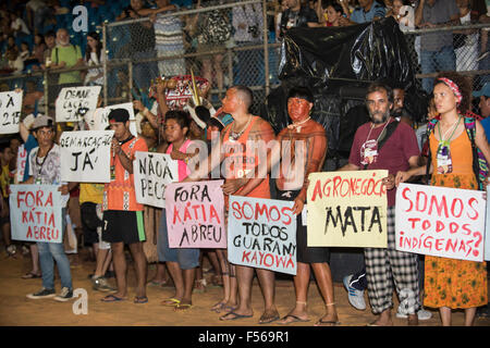 Palmas, Brésil. 27 Oct, 2015. Les gens manifester contre les politiques du gouvernement brésilien au cours de l'International Indigenous Games, dans la ville de Palmas, Tocantins, Brésil l'État. Crédit Photo : Sue Cunningham/Photographique Alamy Live News Banque D'Images