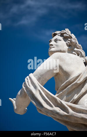 Statue avec filtre de polarisation, des effets différents sur deux images dans la série, l'un avec et un sans filtre polarisant circulaire ... Banque D'Images