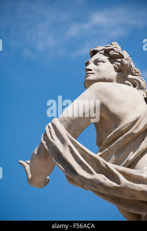 Statue sans filtre de polarisation, des effets différents sur deux images dans la série, l'un avec et un sans filtre polarisant circulaire Banque D'Images