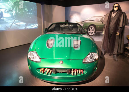 XCR Jaguar Supercharged voiture utilisée dans James Bond 'Die Another Day' 2002 film. BOND IN MOTION, James Bond Exposition, Londres UK Banque D'Images