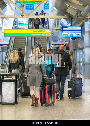 Les passagers de l'AirTrain arrivant pour l'aérogare 1 à l'aéroport international John F. Kennedy, New York Banque D'Images