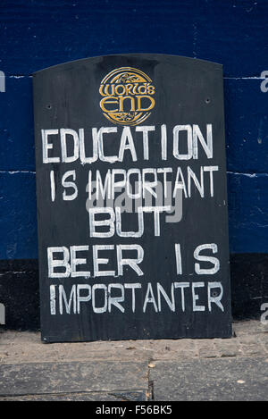 Signe extérieur de l'humour au bout du monde sur Edinburgh's Royal Mile. Banque D'Images