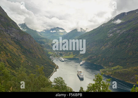 Les paquebots de croisière géant, Mme Reine Elizabeth II, le Costa Fortuna & Serenade of the Seas, amarré à fjord de Geiranger, Norvège. Banque D'Images