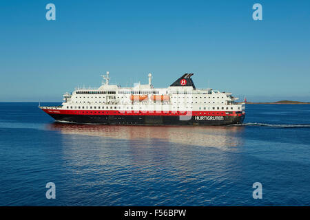 Norwegian Hurtigruten Ferry, MS Kong Harald, Sailing South. Norvège. Banque D'Images