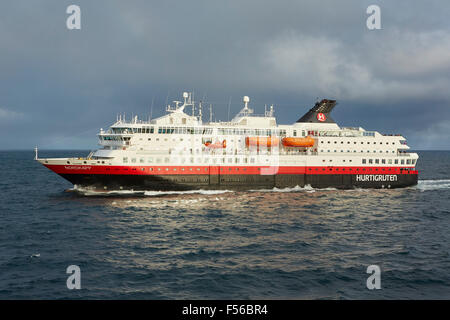 Hurtigruten Ferry, MS Nordkapp Sailing South. Norvège. Banque D'Images