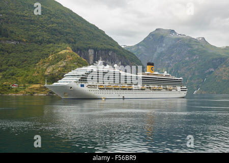 Bateau de croisière Costa Fortuna, amarré à fjord de Geiranger, Norvège. Banque D'Images