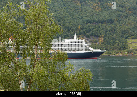 Mme la reine Elizabeth II, amarré à fjord de Geiranger, Norvège. Banque D'Images