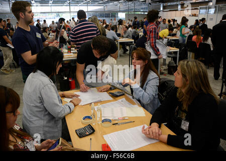 La Plata, Argentine. 28 Oct, 2015. Les employés prennent part à la finale compte sur les votes déposés pour le 25 octobre, l'élection au Teatro Argentino de La Plata, dans la ville de La Plata, capitale de la province de Buenos Aires, Argentine, le 28 octobre, 2015. © Carlos Cermele/TELAM/Xinhua/Alamy Live News Banque D'Images