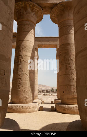 Voir à travers à la salle hypostyle du Ramesseum, temple funéraire de Ramsès II sur la rive ouest du Nil à Louxor, Egypte Banque D'Images