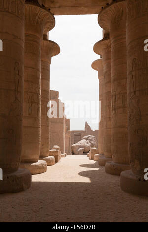 Voir à travers à la salle hypostyle du Ramesseum, temple funéraire de Ramsès II sur la rive ouest du Nil à Louxor, Egypte Banque D'Images
