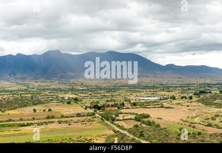 Une vue aérienne de la vallée de Tlacolula situé à côté de Yagul archaeological site, Oaxaca, Mexique. Banque D'Images