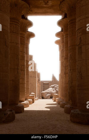 Voir à travers à la salle hypostyle du Ramesseum, temple funéraire de Ramsès II sur la rive ouest du Nil à Louxor, Egypte Banque D'Images