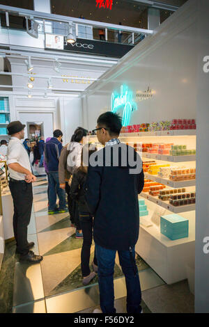 Le Sugarfina candymaker store est vu dans le Time Warner Center de New York le Samedi, Octobre 24, 2015. Les 220 pieds carrés d'un mini-store est la première boutique de la côte Est pour le Sugarfina basé à Beverly Hills. L'adulte store propose des bonbons fondants de haut de gamme, y compris l'Italie et en flocons d'or de $100 ours gommeux. (© Richard B. Levine) Banque D'Images