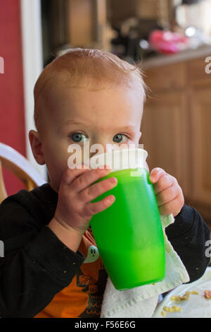 Aspen, Colorado - Adam Hjermstad Jr., 15 mois, des boissons de lait. Banque D'Images