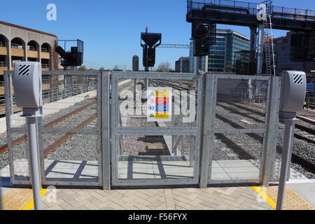 Une nouvelle clôture de sécurité sur l'extrémité de la gare, la plate-forme avec un coffre avis joint, également montré sont deux boîtes de téléphone Banque D'Images