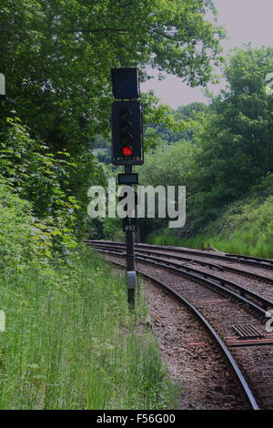 Le signal final avant d'entrer dans la gare de Redhill Reigate, affichant un aspect d'arrêt rouge, quatre aspects du signal lumineux de couleur Banque D'Images