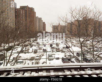 Vue du train surélevé de neige parking couvert dans le Coney Island de Brooklyn, NY, 2011. Banque D'Images