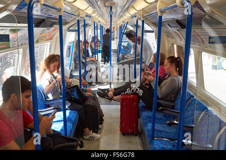 Passagers à l'intérieur de la ligne du Nord transport souterrain,Londres Angleterre Royaume-Uni UK Banque D'Images