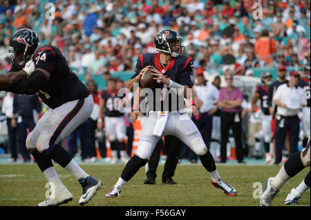 Jardins de Miami en Floride, USA. 24 Oct, 2015. Brian Hoyer # 7 de la Houston Texans en action au cours de la NFL football match entre les dauphins de Miami et Houston Texans au Sun Life Stadium de Miami Gardens FL. Les Dauphins défait les Texans 44-26. © csm/Alamy Live News Banque D'Images