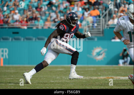 Jardins de Miami en Floride, USA. 24 Oct, 2015. Jadeveon Clowney # 90 de la Houston Texans en action au cours de la NFL football match entre les dauphins de Miami et Houston Texans au Sun Life Stadium de Miami Gardens FL. Les Dauphins défait les Texans 44-26. © csm/Alamy Live News Banque D'Images