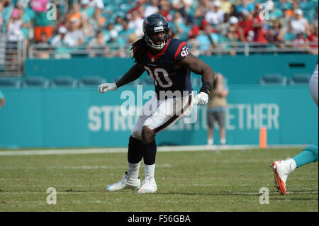 Jardins de Miami en Floride, USA. 24 Oct, 2015. Jadeveon Clowney # 90 de la Houston Texans en action au cours de la NFL football match entre les dauphins de Miami et Houston Texans au Sun Life Stadium de Miami Gardens FL. Les Dauphins défait les Texans 44-26. © csm/Alamy Live News Banque D'Images