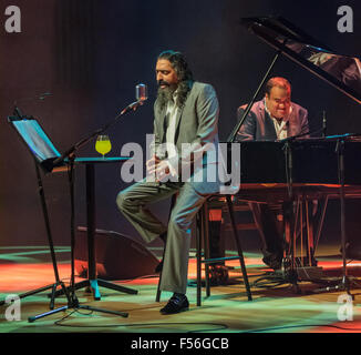 Malmö, Suède. 28 Oct, 2015. Diego el Cigala (4) Diego el Cigala, le célèbre chanteur de flamenco chante lors de son premier concert à Malmo. Credit : Tommy Lindholm/Pacific Press/Alamy Live News Banque D'Images