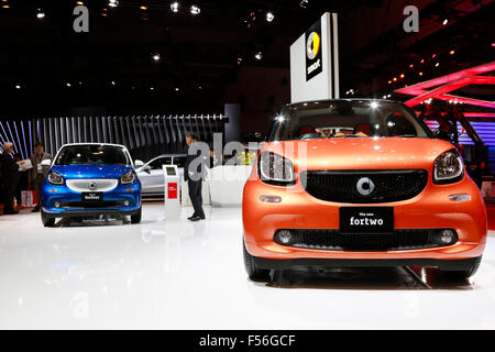 (L à R) La nouvelle smart forfour smart fortwo et voitures sur écran, au cours de la 44e Tokyo Motor Show 2015 à Tokyo Big Sight, le 28 octobre 2015, Tokyo, Japon. Le salon sera ouvert au public du 30 octobre au 8 novembre. Credit : Rodrigo Reyes Marin/AFLO/Alamy Live News Banque D'Images