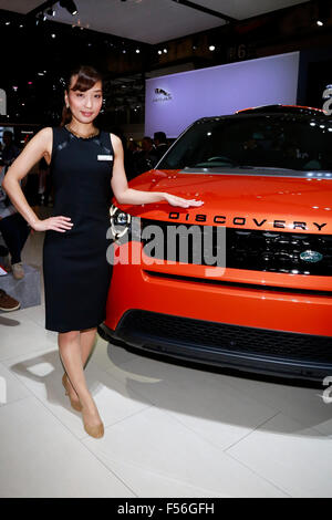 Un exposant pose pour les caméras au cours de la 44e Tokyo Motor Show 2015 à Tokyo Big Sight, le 28 octobre 2015, Tokyo, Japon. Le salon sera ouvert au public du 30 octobre au 8 novembre. Credit : Rodrigo Reyes Marin/AFLO/Alamy Live News Banque D'Images