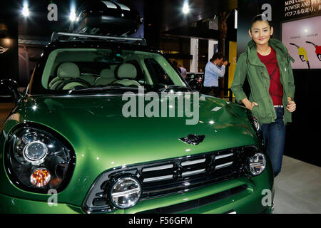 Un exposant pose pour les caméras au cours de la 44e Tokyo Motor Show 2015 à Tokyo Big Sight, le 28 octobre 2015, Tokyo, Japon. Le salon sera ouvert au public du 30 octobre au 8 novembre. Credit : Rodrigo Reyes Marin/AFLO/Alamy Live News Banque D'Images