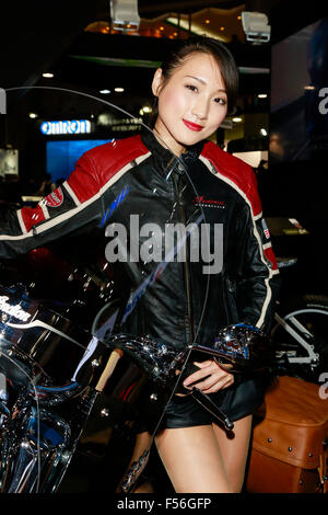 Un exposant pose pour les caméras au cours de la 44e Tokyo Motor Show 2015 à Tokyo Big Sight, le 28 octobre 2015, Tokyo, Japon. Le salon sera ouvert au public du 30 octobre au 8 novembre. Credit : Rodrigo Reyes Marin/AFLO/Alamy Live News Banque D'Images