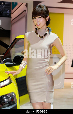 Un exposant pose pour les caméras au cours de la 44e Tokyo Motor Show 2015 à Tokyo Big Sight, le 28 octobre 2015, Tokyo, Japon. Le salon sera ouvert au public du 30 octobre au 8 novembre. Credit : Rodrigo Reyes Marin/AFLO/Alamy Live News Banque D'Images