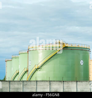 Réservoirs de stockage industriel. Les réservoirs d'huile en ligne Banque D'Images