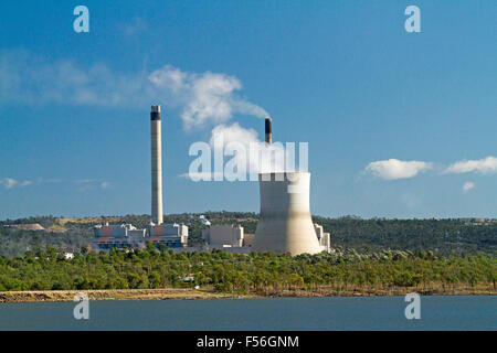 Les centrales au charbon Callide Oxyfuel power station, à côté de l'eau bleu du lac, avec de la vapeur s'échapper de la tour élevée en ciel clair en Australie Banque D'Images
