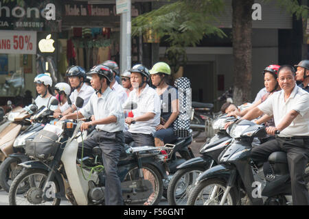 Hanoi, Vietnam, l'heure de pointe comme les hommes principalement Vietnamiens font leur chemin sur les scooters et motos. Banque D'Images