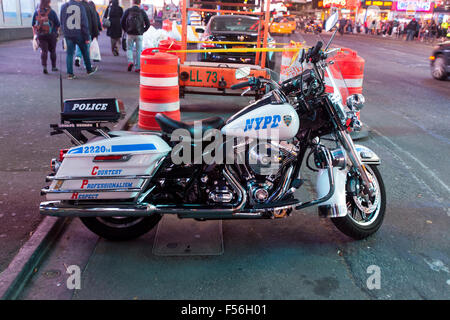 Moto Harley Davidson NYPD , Times Square, New York City, États-Unis d'Amérique. Banque D'Images