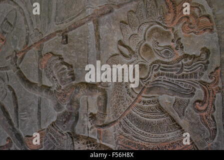 Khmer ancien bas relief sculpture murale montrant dieu hindou sur un dragon. Temple d'Angkor Wat, Siem Reap, Cambodge. Banque D'Images